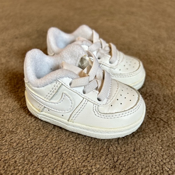 Baby Nike trainers 0.5 - Picture 2 of 3